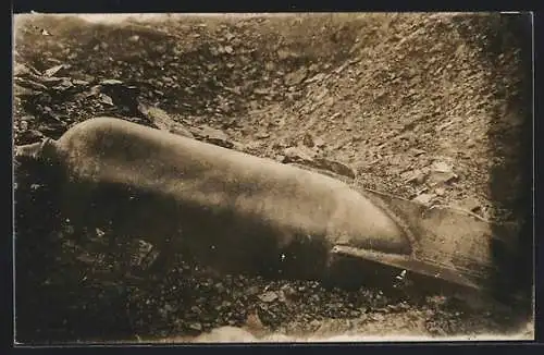 AK Blindgänger Granate auf einem Schlachtfeld