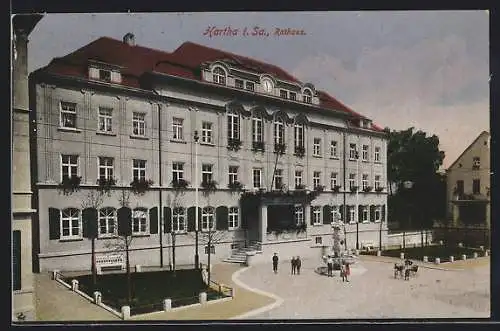 AK Hartha / Sachsen, Partie am Rathaus mit Brunnen