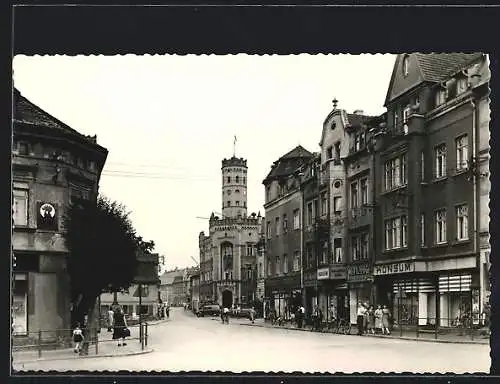 Foto-AK Meuselwitz / Thür., Strassenansicht mit Geschäftshäusern