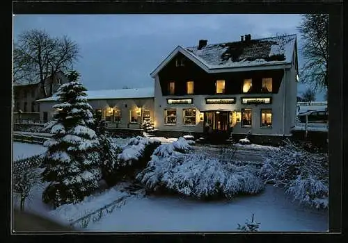 AK Veserde ü. Wiblingwerde, Hotel-Restaurant-Cafe Holzrichter abends im Schnee