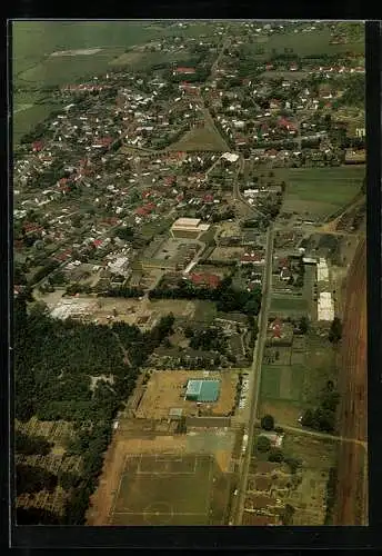 AK Lunden /Holst., Teilansicht mit Sportplatz