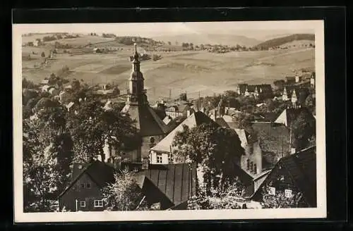 AK Seiffen / Erzgebirge, Blick zur Friedenshöhe mit Kirche