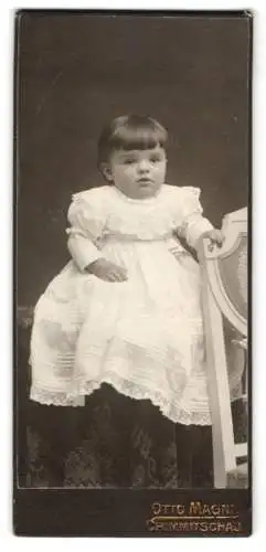 Fotografie Otto Magni, Crimmitschau, Kleines Kind im weissen Kleid
