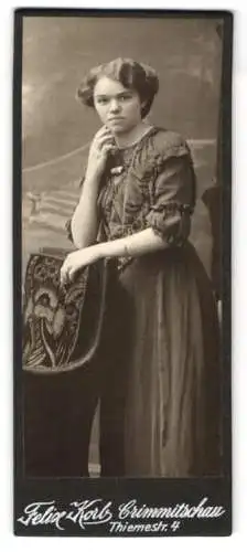 Fotografie F. Korb, Crimmitschau, Thiemestr. 4, Junge Frau im hübschen Kleid