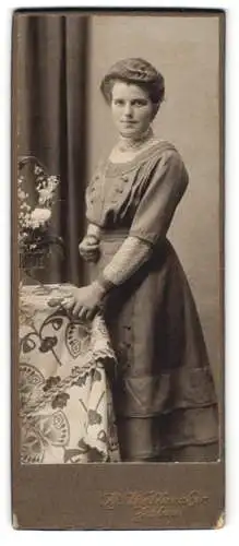 Fotografie H. Walbrecker, Zittau, Junge Frau im modischen Kleid