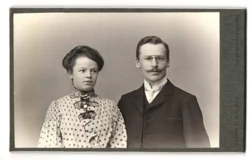 Fotografie Heinrich Wagner, Ehrenfriedersdorf, Chemnitzer-Strasse, Junges Paar in modischer Kleidung