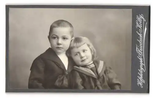 Fotografie Friedrich Kolby, Ort unbekannt, Zwei Jungen im Matrosenhemd