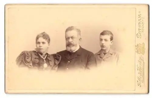 Fotografie Selle & Kuntze, Potsdam, Schwertfege-Str. 14, Älteres Paar mit einem Sohn