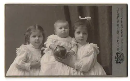 Fotografie Arthur Hoffschild, Frankfurt a. M., Kaiserstr. 73, Zwei Mädchen in weissen Kleidern und Kleinkind mit Ball