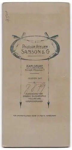 Fotografie Samson & Co., Karlsruhe, Kasier-Passage 7, Knabe im Anzug hält seinen Hut