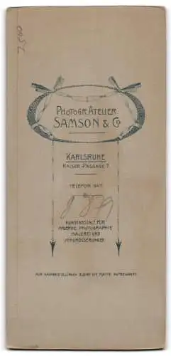 Fotografie Samson & Co., Karlsruhe, Kasier-Passage 7, Knabe im Anzug hält seinen Hut