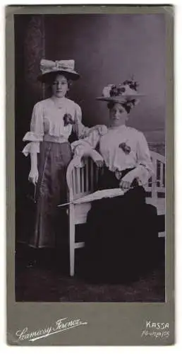 Fotografie Szamossy Ferencz, Kassa, Fö-utcza 105, Zwei elegante Damen mit Hüten und Regenschirm