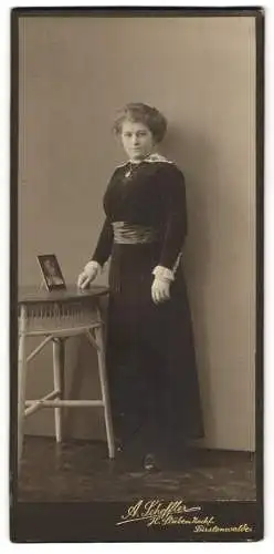 Fotografie A. Scheffler, Fürstenwalde, Junge Frau steht an einem Tisch