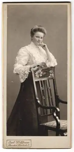 Fotografie Carl Wolffram, Stendal, Breitestr. 7, Junge Frau mit Rüschenbluse in nachdenklicher Pose, 1912