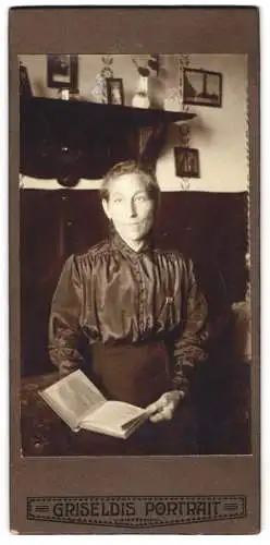 Fotografie Griseldis Portrait, Ort unbekannt, Ältere Dame in ihrem Wohnzimmer mit einem Buch