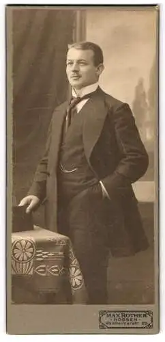 Fotografie Max Rother, Nossen, Waldheimerstr. 29, Herr mit Schnurrbart in lässiger Pose