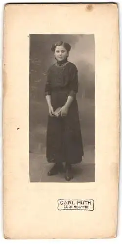 Fotografie Carl Huth, Lüdenscheid, Junge Dame im schwarzen Kleid mit Buch
