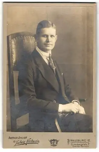 Fotografie Ludwig Frohwein, Strassburg i. E., Gutenbergplatz 7, Junger Mann mit Seitenscheitel auf einem Stuhl