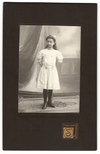 Fotografie Samson & Co, Mülhausen /E., Junges Mädchen im weissen Kleid