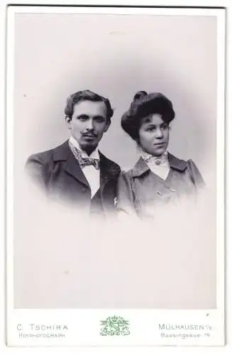 Fotografie C. Tschira, Mülhausen i. E., Bassingasse 14, Hübsches junges Paar in vornehmer Kleidung