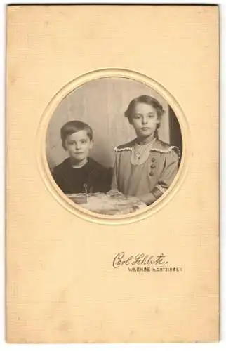 Fotografie Carl Schlofe, Weende b. Göttingen, Bruder und Schwester sitzen artig am Tisch