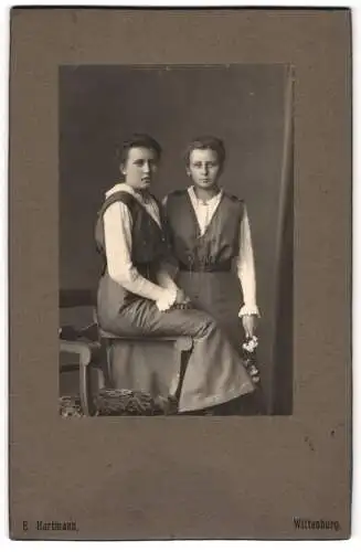 Fotografie E. Hartmann, Wittenburg, Zwei junge Frauen in den gleichen Kleidern