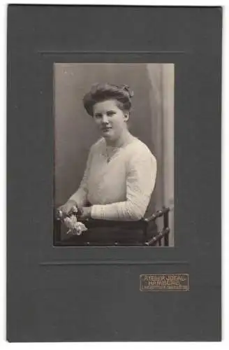 Fotografie Atelier Ideal, Hamburg, Eimsbütteler Chaussee 10a, Sitzende junge Frau mit vollem Haar