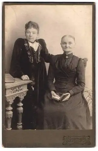 Fotografie G. Schneppendahl, Wermelskirchen, Bürgerliche Frau mit ihrer Mutter