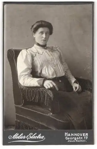 Fotografie Atelier Electra, Hannover, Georgstr. 17, Dame mit hellen Augen sitzt auf einem Sessel