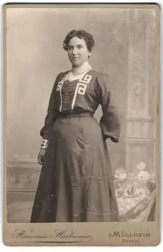Fotografie Hermann Hartmann, Müllheim /Baden, Dame mit Locken im Kleid mit gemustertem Kragen