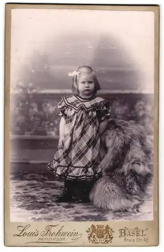 Fotografie Louis Frohwein, Basel, Freie Str. 45, Blondes Mädchen im karierten Kleid