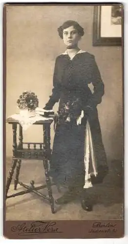 Fotografie Atelier Vera, Berlin, Andreasstr. 40, Schlanke junge Frau im schwarzen Kleid mit Blumen