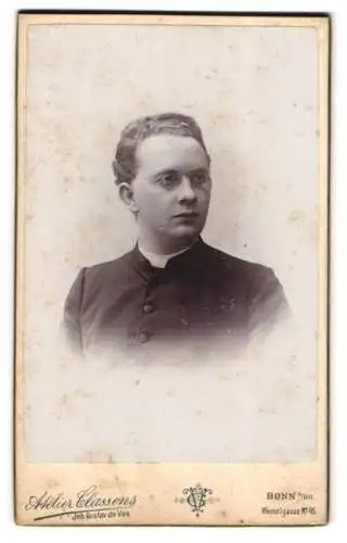 Fotografie Atelier Classens, Bonn a. Rh., Portrait Kaplan Henkel mit Collar