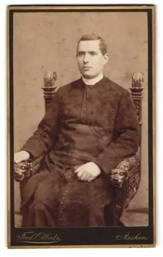 Fotografie Ferd. Olbertz, Aachen, Pastor im Talar mit Collar