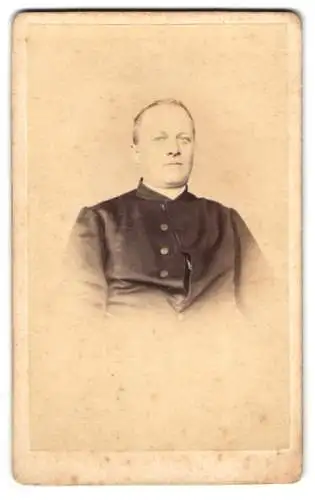 Fotografie B. Erdmann, Mainz, Pfarrer im Anzug mit Collar