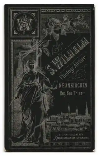 Fotografie S. Wilhelm, Neunkirchen, Monogramm des Fotografen mit Stadtansicht und junger Künstlerin