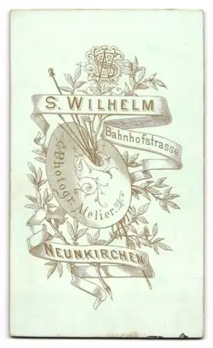 Fotografie S. Wilhelm, Neunkirchen, Bahnhofstr., Monogramm des Fotografen über Malpalette samt Anschrift des Ateliers