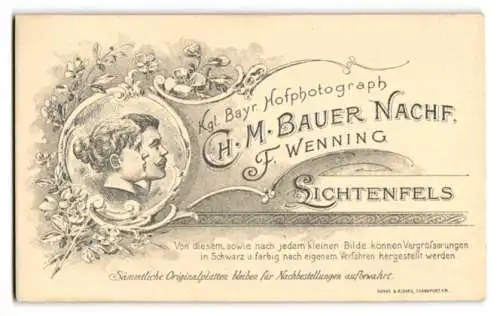 Fotografie Ch. M. Bauer Nachf., Lichtenfels, Portrait der Fotografen im Seitenprofil nebst Anschrift des Atelier