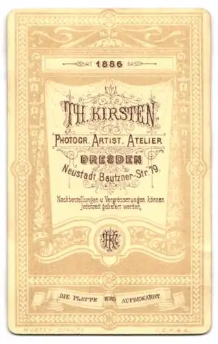 Fotografie Th. Kirsten, Dresden, Monogram des Fotografen nebst Anschrift mit Verzierung