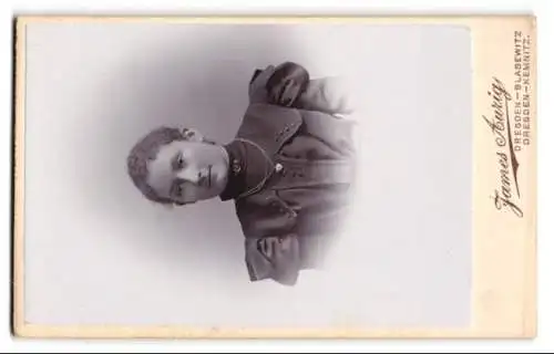 Fotografie James Aurig, Dresden-Blasewitz, Damenportrait mit kleinen Feen und Blick auf die Stadt