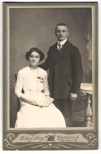 Fotografie Richard Jähnig, Dresden, Marienstr. 12, junge leicht bekleidete Frau reicht Fotografie, Wappen, Jugendstil