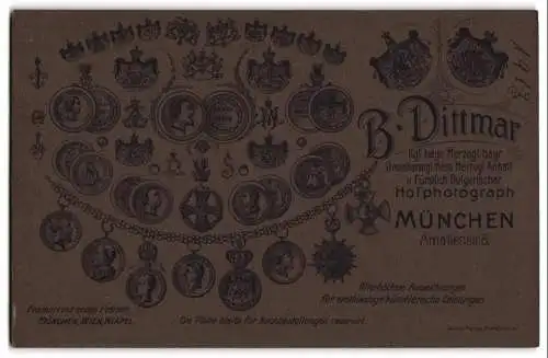 Fotografie B. Dittman, München, Amalienstr. 8, verschiedene kgl. Wappen und Medaillen nebst Ateliersanschrift