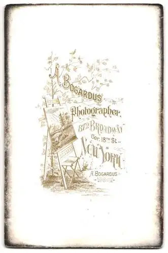 Fotografie A. Bogardus, New York, Cor. 18th St., Staffelei mit einem Gemälde nebst Anschrift des Ateliers