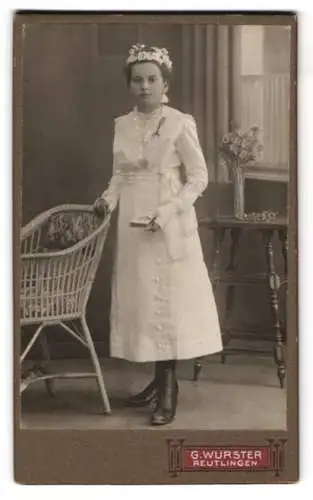 Fotografie G. Wurster, Reutlingen, junges Mädchen im weissen Kleid mit Blumen im Haar zur Konfirmation