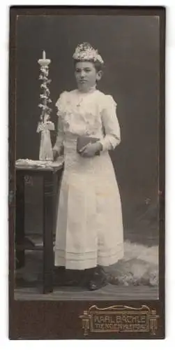 Fotografie Karl Bächle, Tiengen i. Klettgau, junges Mädchen Marie Bianchi im weissen Kleid mit Kommunionskerze