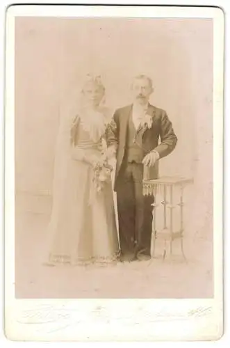 Fotografie Curtis, Madison / WI, junges amerikanisches Brautpaar im Hochzeitskleid und im Anzug, Brautstrauss