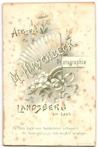 Fotografie M. Hirschbeck, Landsberg a. L., Eheleute im Hochzeitskleid und im Anzug mit Zylinder