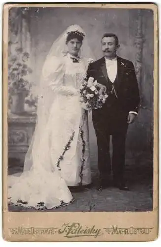 Fotografie J. Pateisky, Mährisch Ostrau, Ehepaar zu ihrer Hochzeit im Brautkleid mit Brautstrauss und im Anzug
