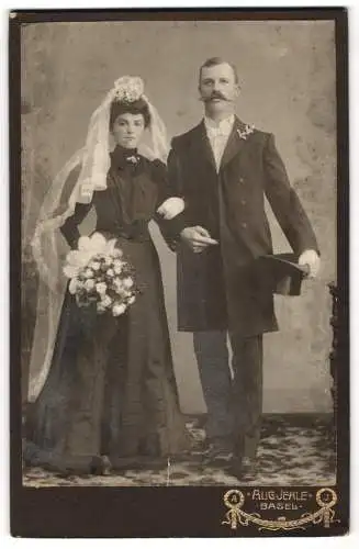 Fotografie Aug. Jehle, Basel, schweizer Brautpaar im schwarzen Hochzeitskleid und im Anzug mit Zylinder