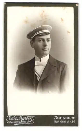 Fotografie Gebr. Martin, Augsburg, junger Student im Anzug mit Couleur und Schirmmütze